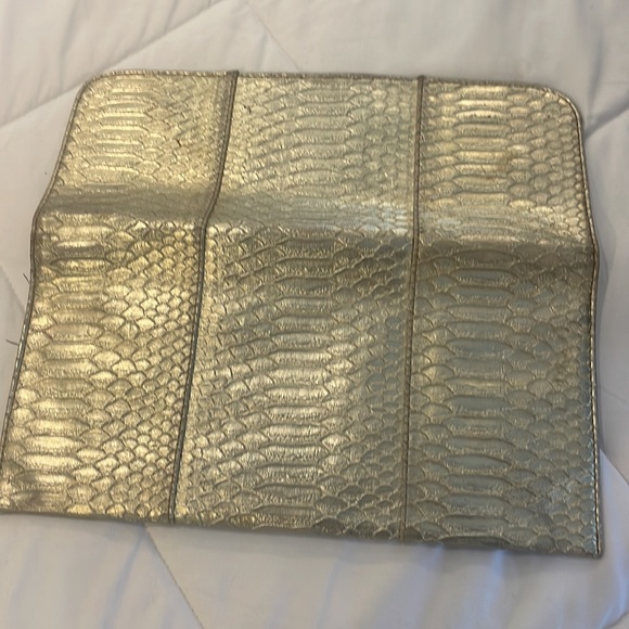 faux snake skin metallic gold clutch! - Picture 4 of 4